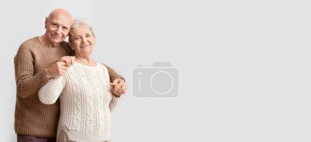 Téléchargez les photos : Portrait de couple de personnes âgées sur fond clair avec espace pour le texte - en image libre de droit