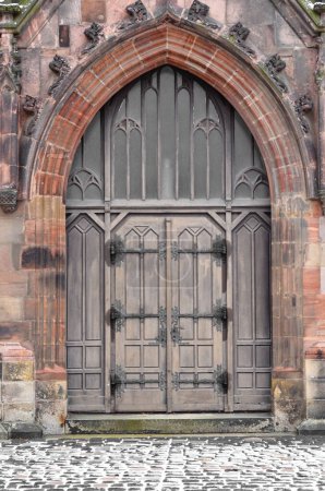 Foto de Vista del antiguo edificio gótico con puerta de madera - Imagen libre de derechos
