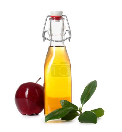 Téléchargez les photos : Bouteille en verre de vinaigre de cidre de pomme frais et de fruits isolés sur fond blanc - en image libre de droit