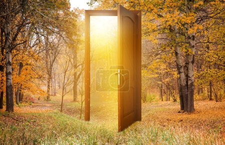 Offene Tür im schönen Herbstpark