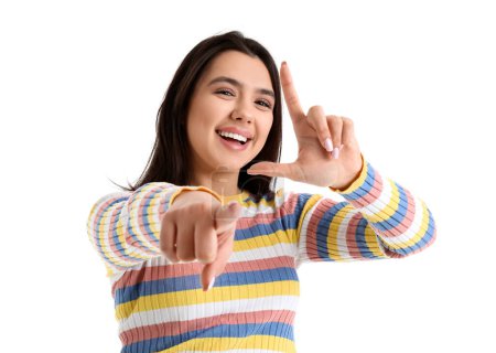 Foto de Mujer joven mostrando gesto perdedor sobre fondo blanco, primer plano - Imagen libre de derechos
