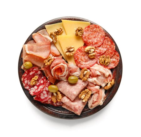 Teller mit einer Auswahl an leckeren Wurstwaren und Käse auf weißem Hintergrund