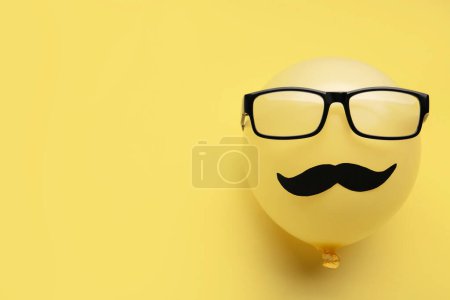 Téléchargez les photos : Ballon avec moustache en papier et lunettes sur fond de couleur - en image libre de droit