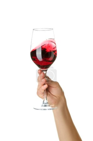 Copa de mano femenina de vino tinto aislado sobre fondo blanco