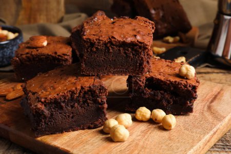 Téléchargez les photos : Plateau avec des morceaux de brownie au chocolat savoureux sur une table en bois - en image libre de droit