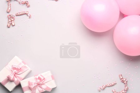 Téléchargez les photos : Composition avec ballons roses, rubans, boîtes cadeaux et serpentine sur fond de couleur - en image libre de droit
