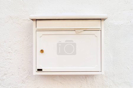 Téléchargez les photos : Vue de la boîte aux lettres sur mur de bâtiment blanc - en image libre de droit