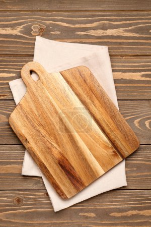 Téléchargez les photos : Planche à découper et serviette sur fond en bois - en image libre de droit