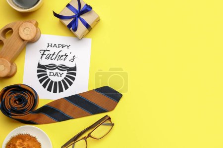 Téléchargez les photos : Composition avec carte de vœux, accessoires masculins, voiture jouet et cadeau pour la fête des pères sur fond jaune - en image libre de droit