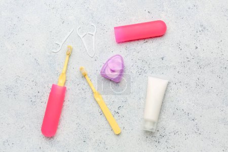 Foto de Hilo dental, mondadientes, cepillos y tubo de pasta de dientes sobre fondo grunge blanco - Imagen libre de derechos
