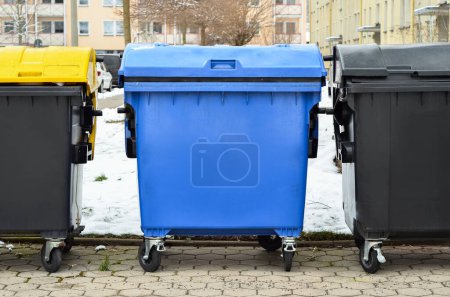 Téléchargez les photos : Vue des poubelles en ville le jour de l'hiver - en image libre de droit