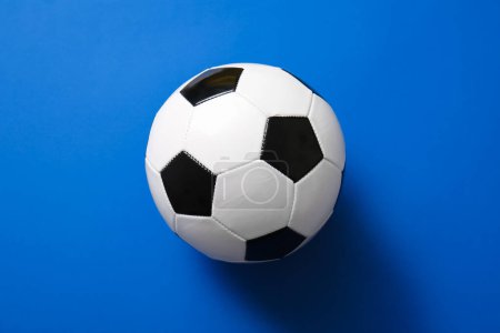 Téléchargez les photos : Ballon de football sur fond bleu - en image libre de droit