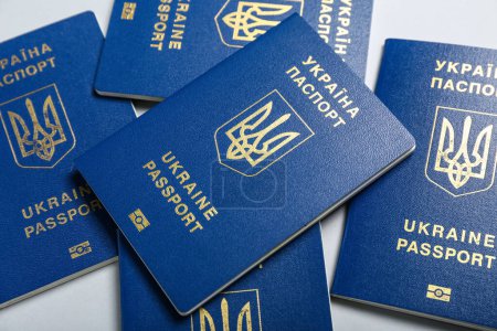 Pasaportes ucranianos sobre fondo claro, primer plano