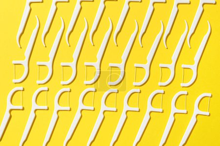 Foto de Muchos palillos de dientes de hilo dental sobre fondo amarillo - Imagen libre de derechos