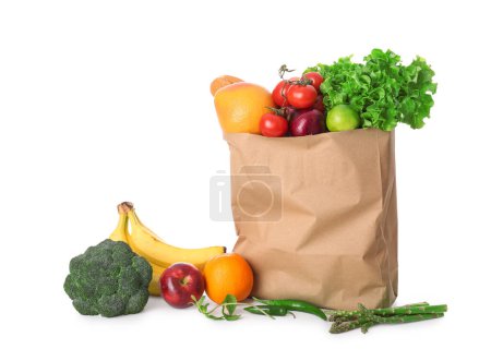 Papiertüte mit Gemüse und Obst auf weißem Hintergrund