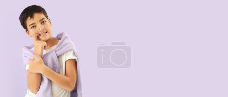 Foto de Niño pequeño mordiendo clavos sobre fondo lila con espacio para texto - Imagen libre de derechos