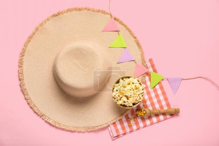 Foto de Cuenco con cucharada de maíz, sombrero de paja, banderas y servilleta sobre fondo rosa. Festa Junina (Festival de Junio) celebración - Imagen libre de derechos