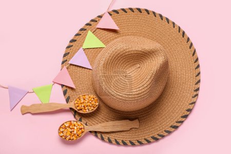 Foto de Cucharas con maíz, sombrero de paja y banderas sobre fondo rosa. Festa Junina (Festival de Junio) celebración - Imagen libre de derechos