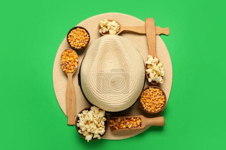 Foto de Cuencos con cucharas de maíz y sombrero de paja sobre fondo verde. Festa Junina (Festival de Junio) celebración - Imagen libre de derechos