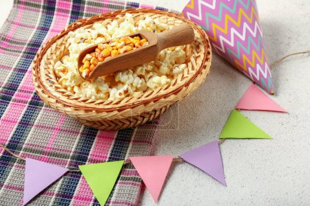 Foto de Sombrero de paja con palomitas de maíz, cono de fiesta, banderas y servilleta sobre fondo blanco. Festa Junina (Festival de Junio) celebración - Imagen libre de derechos