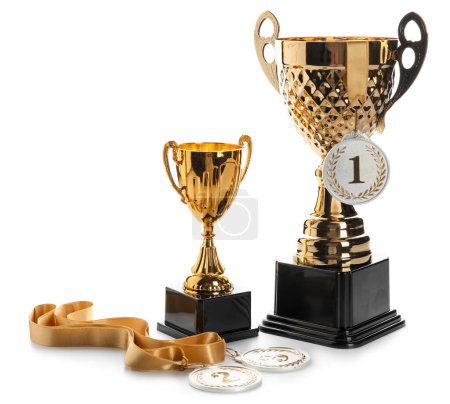 Copas de oro con medallas de premio sobre fondo blanco