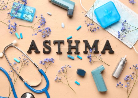 Téléchargez les photos : Mot ASTHMA avec inhalateurs, pilules, stéthoscope et fleurs sur fond beige - en image libre de droit