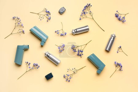 Téléchargez les photos : Inhalateurs d'asthme avec des fleurs sur fond jaune - en image libre de droit