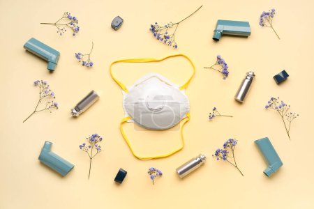 Téléchargez les photos : Inhalateurs d'asthme avec masque et fleurs sur fond jaune - en image libre de droit