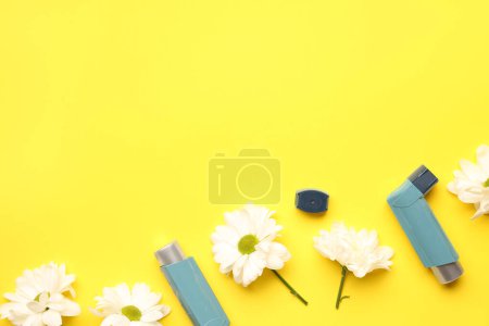Téléchargez les photos : Inhalateurs d'asthme avec des fleurs de marguerite sur fond jaune - en image libre de droit