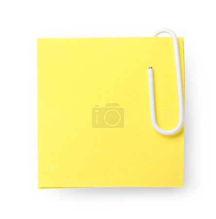 Nota adhesiva amarilla con clip de papel sobre fondo blanco
