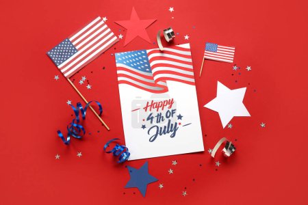 Foto de Tarjeta de felicitación para el Día de la Independencia, estrellas y banderas de Estados Unidos sobre fondo rojo - Imagen libre de derechos