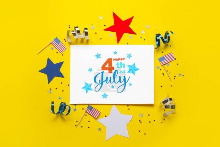 Foto de Tarjeta de felicitación para el Día de la Independencia, estrellas y banderas de Estados Unidos sobre fondo amarillo - Imagen libre de derechos