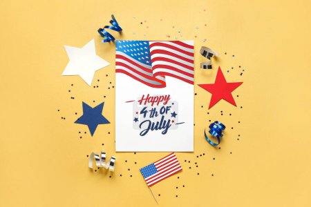 Foto de Tarjeta de felicitación para el Día de la Independencia, estrellas y banderas de Estados Unidos sobre fondo amarillo - Imagen libre de derechos