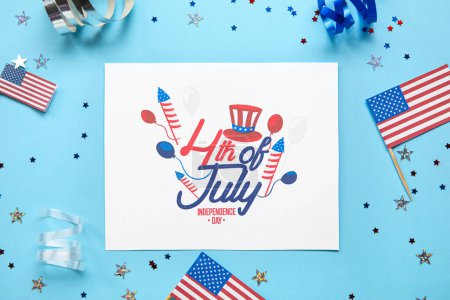 Foto de Tarjeta de felicitación para el Día de la Independencia, estrellas y banderas de Estados Unidos sobre fondo azul - Imagen libre de derechos