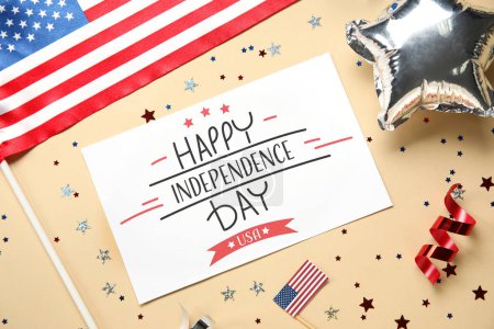 Foto de Tarjeta de felicitación para el Día de la Independencia, estrellas y banderas de Estados Unidos sobre fondo beige - Imagen libre de derechos