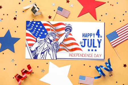 Foto de Tarjeta de felicitación para el Día de la Independencia, estrellas y banderas de EE.UU. en el fondo de color - Imagen libre de derechos
