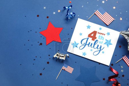 Foto de Tarjeta de felicitación para el Día de la Independencia, estrellas y banderas de Estados Unidos sobre fondo azul - Imagen libre de derechos