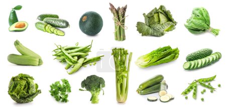 Zestaw świeżych zielonych warzyw na białym tle