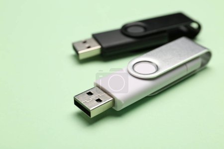 Foto de Unidades flash USB sobre fondo verde - Imagen libre de derechos