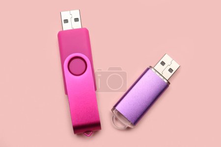 Foto de Unidades flash USB sobre fondo rosa - Imagen libre de derechos