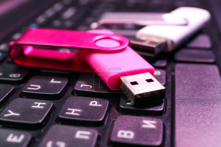 Foto de Unidad flash USB rosa en el portátil moderno, primer plano - Imagen libre de derechos