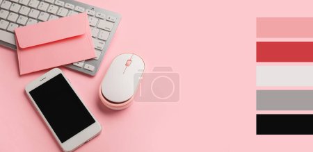 Foto de Teléfono móvil, sobre, teclado del ordenador y ratón sobre fondo rosa. Diferentes patrones de color - Imagen libre de derechos