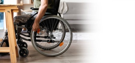Téléchargez les photos : Soldat en fauteuil roulant à la maison. Bannière pour le design - en image libre de droit