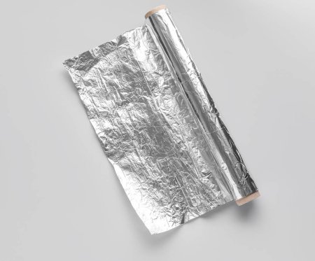 Rollo de papel de aluminio sobre fondo blanco