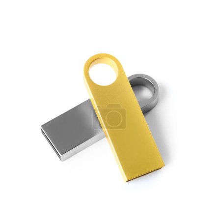 Foto de Unidades flash USB metálicas aisladas sobre fondo blanco - Imagen libre de derechos