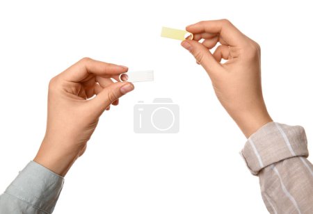 Foto de Manos femeninas que sostienen unidades flash USB aisladas sobre fondo blanco - Imagen libre de derechos