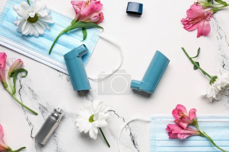 Téléchargez les photos : Inhalateurs d'asthme avec masques médicaux et fleurs sur fond de grunge - en image libre de droit