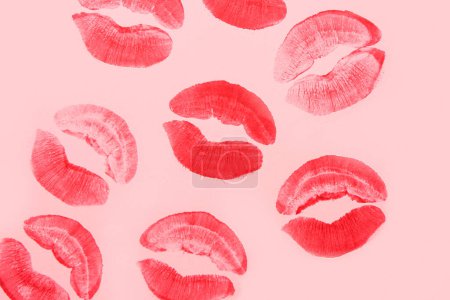 Foto de Lápiz labial rojo beso marcas sobre fondo rosa - Imagen libre de derechos