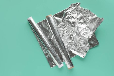 Téléchargez les photos : Rolls of aluminium foil on color background - en image libre de droit