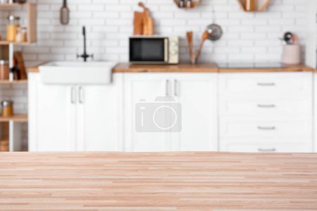 Foto de Mesa vacía en el interior de la cocina moderna - Imagen libre de derechos